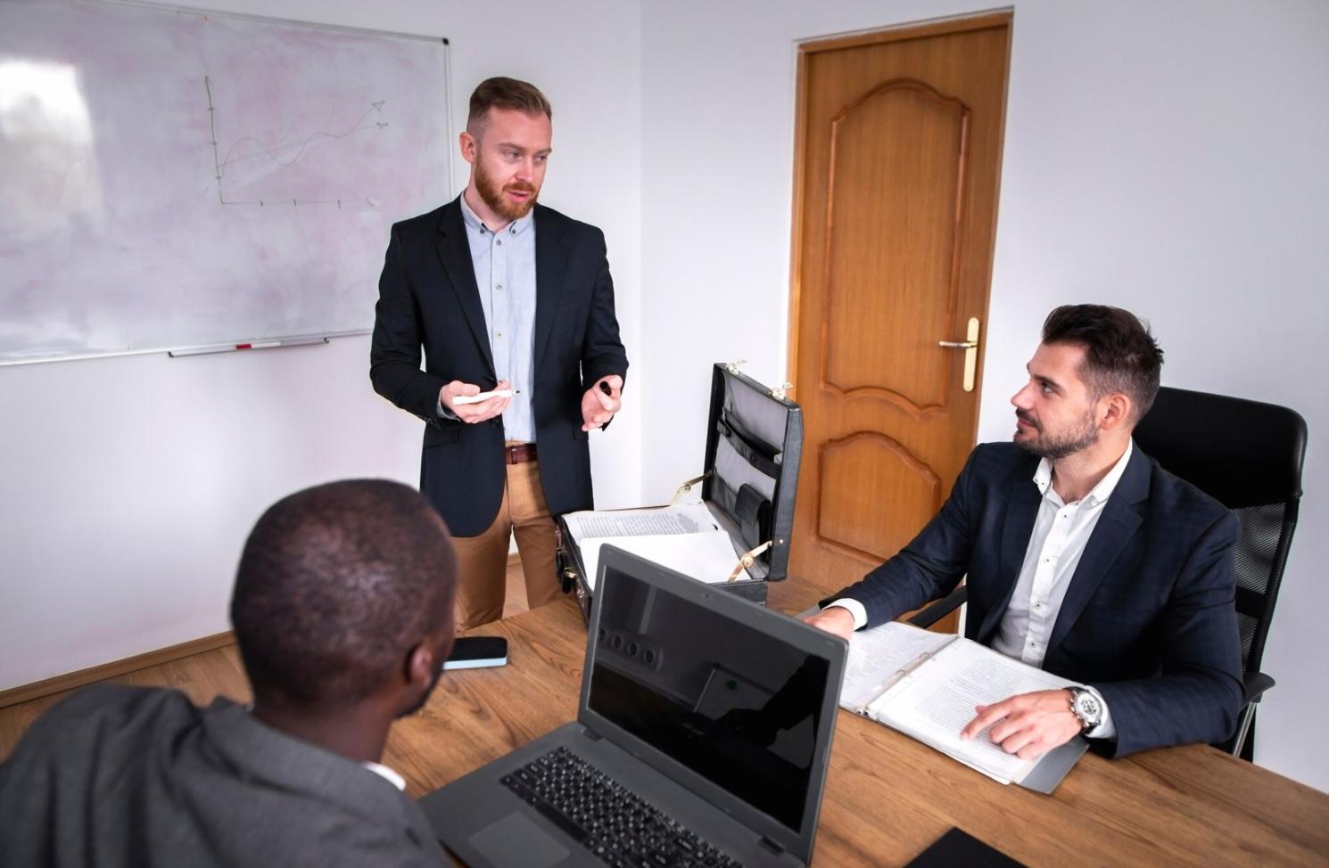 Person arbeitet konzentriert an finanzieller Planung mit Laptop und Notizen